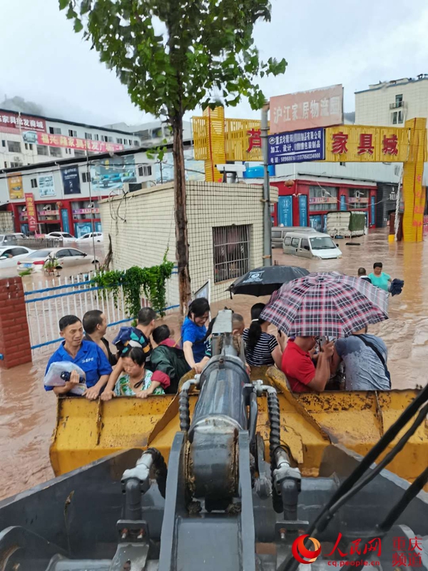 人民网报道：“我们是附近修路的央企，莫慌！”                                                                                                                                                                                             